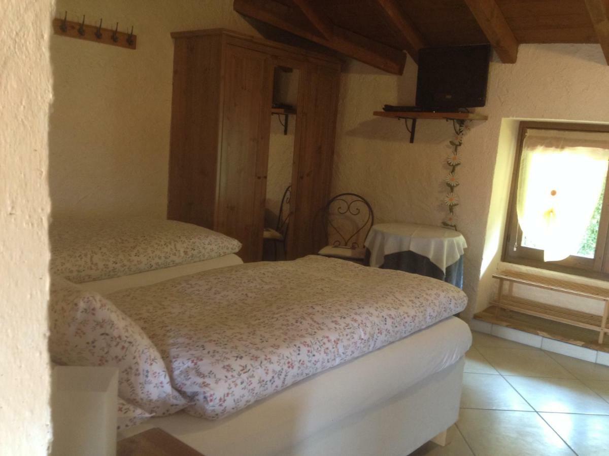 La Tana Del Ghiro Bed and Breakfast Porto Valtravaglia Buitenkant foto
